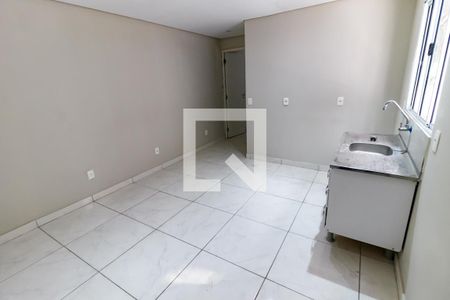 Cozinha de kitnet/studio para alugar com 1 quarto, 28m² em Parque Pinheiros, Taboão da Serra
