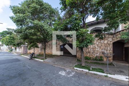 Casa para alugar com 350m², 3 quartos e 6 vagasFachada