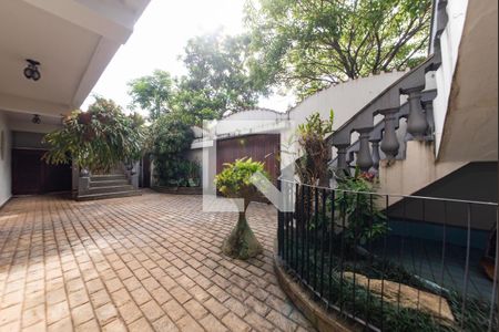 Casa para alugar com 350m², 3 quartos e 6 vagasQuintal