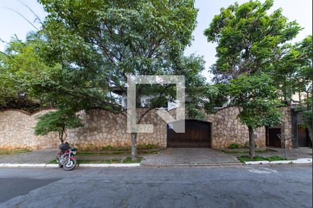 Casa para alugar com 350m², 3 quartos e 6 vagasFachada