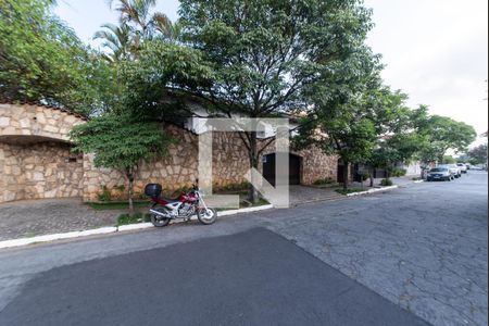 Casa para alugar com 350m², 3 quartos e 6 vagasFachada