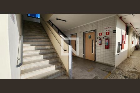 Apartamento para alugar com 70m², 2 quartos e sem vagaEscada