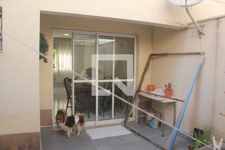 Casa de condomínio à venda com 96m², 3 quartos e 2 vagasQuintal