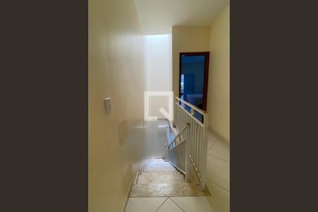 Escada de casa para alugar com 5 quartos, 200m² em Jardim Maria Helena, Barueri