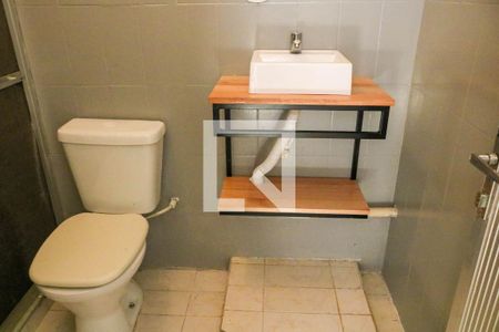 Casa de condomínio à venda com 55m², 2 quartos e sem vaga Casa de condomínio à venda com 55m², 2 quartos e sem vagaBanheiro