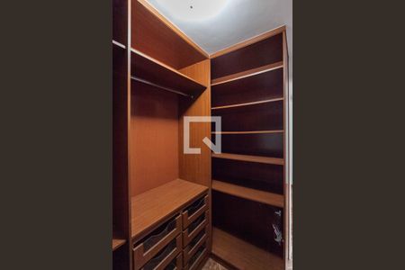 Casa para alugar com 280m², 4 quartos e 4 vagasCloset da suíte 2