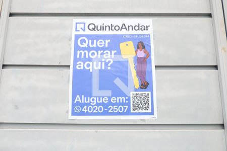 Casa à venda com 100m², 2 quartos e 2 vagasPlaca instalada no portão do imóvel