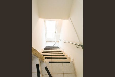 Escada de casa de condomínio para alugar com 2 quartos, 74m² em Engenho de Dentro, Rio de Janeiro