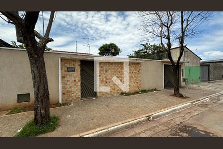 Casa para alugar com 140m², 3 quartos e 10 vagas Casa para alugar com 140m², 3 quartos e 10 vagasFachada