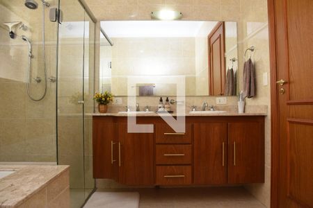 Casa à venda com 330m², 4 quartos e 5 vagasBanheiro da Suíte master