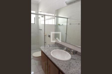 Casa à venda com 330m², 4 quartos e 5 vagasBanheiro da Suíte 2