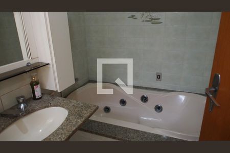 Casa à venda com 240m², 4 quartos e 3 vagasBanheiro da Suíte