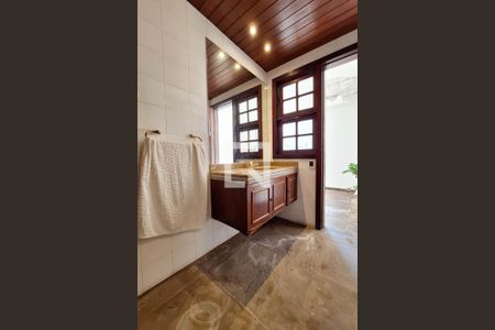 Casa à venda com 680m², 5 quartos e 3 vagasBanheiro da Piscina