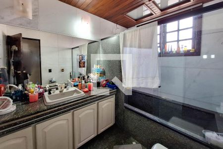 Casa à venda com 680m², 5 quartos e 3 vagasBanheiro da Suíte 2