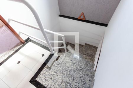 Casa de condomínio para alugar com 110m², 3 quartos e 2 vagas Casa de condomínio para alugar com 110m², 3 quartos e 2 vagasEscada