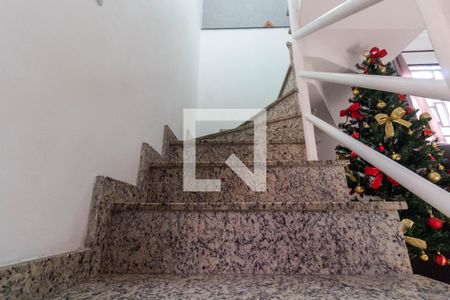 Escada de casa de condomínio para alugar com 3 quartos, 110m² em Cangaiba, São Paulo