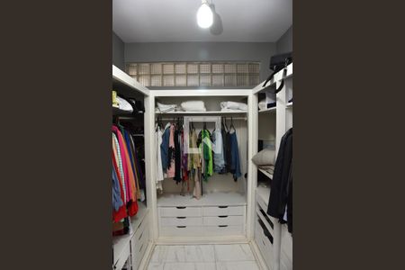 Casa à venda com 1000m², 3 quartos e 6 vagasCloset da suíte 1