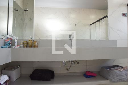 Casa à venda com 1000m², 3 quartos e 6 vagasBanheiro da Suíte 1