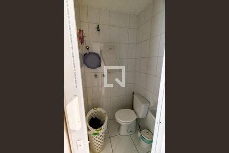 Casa de condomínio à venda com 106m², 3 quartos e 2 vagasBanheiro de serviço