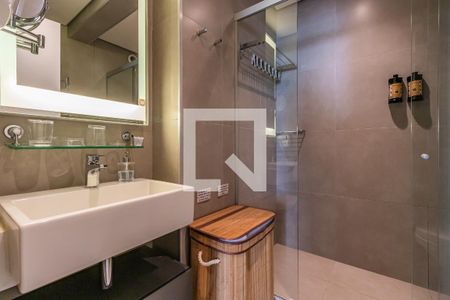 Banheiro de apartamento à venda com 1 quarto, 35m² em Alphaville Industrial, Barueri
