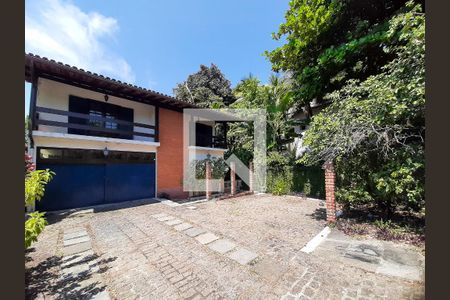 Casa de condomínio para alugar com 500m², 5 quartos e 6 vagas Casa de condomínio para alugar com 500m², 5 quartos e 6 vagasFachada com estacionamento