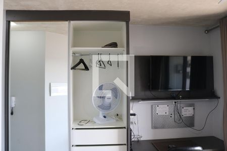 Guarda roupa/ tv/ mesa de trabalho  de apartamento para alugar com 1 quarto, 30m² em Bom Retiro, São Paulo