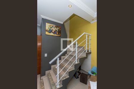 Escada de casa para alugar com 2 quartos, 94m² em Jaraguá, São Paulo