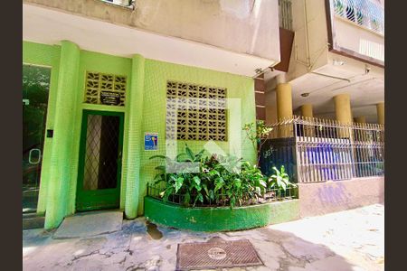 Apartamento para alugar com 27m², 1 quarto e sem vagaFachada com cartaz QA.