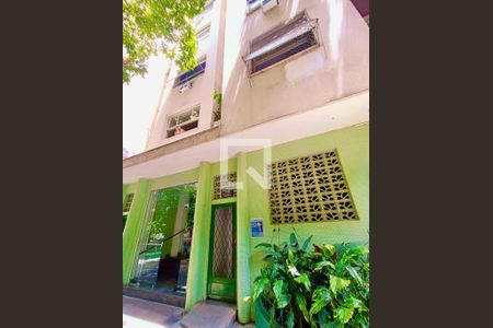 Apartamento para alugar com 27m², 1 quarto e sem vagaFachada com cartaz QA.