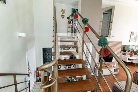 Apartamento à venda com 210m², 3 quartos e 3 vagas Apartamento à venda com 210m², 3 quartos e 3 vagasEscada acesso quartos