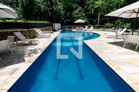 Apartamento à venda com 210m², 3 quartos e 3 vagas Apartamento à venda com 210m², 3 quartos e 3 vagasÁrea comum - Piscina