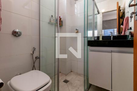 Banheiro de apartamento à venda com 1 quarto, 45m² em João Pinheiro, Belo Horizonte