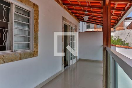 Casa à venda com 160m², 4 quartos e 5 vagas Casa à venda com 160m², 4 quartos e 5 vagasVaranda