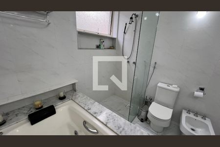 Apartamento à venda com 251m², 5 quartos e 2 vagasBanheiro da Suíte 2