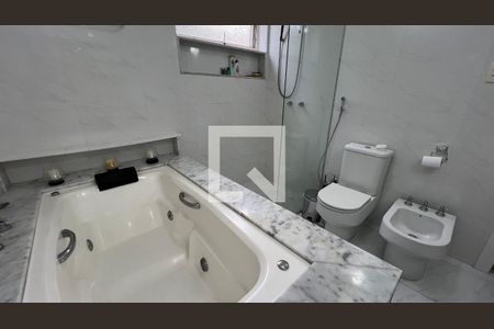 Apartamento à venda com 251m², 5 quartos e 2 vagasBanheiro da Suíte 2