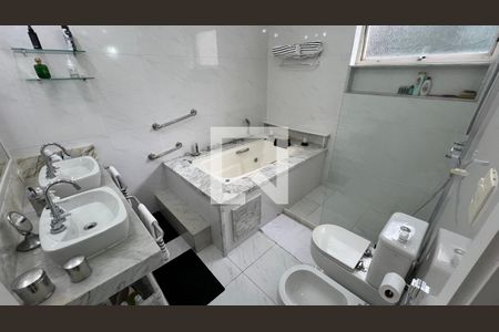 Apartamento à venda com 251m², 5 quartos e 2 vagasBanheiro da Suíte 2