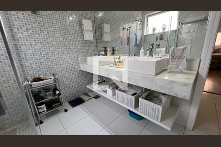 Apartamento à venda com 251m², 5 quartos e 2 vagasBanheiro 