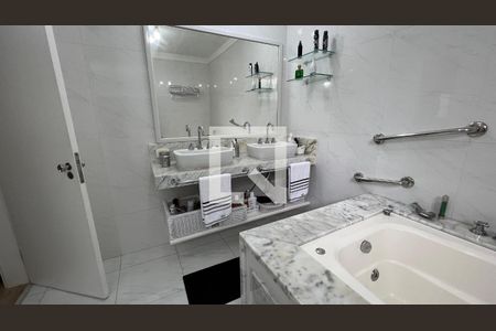 Apartamento à venda com 251m², 5 quartos e 2 vagasBanheiro da Suíte 2