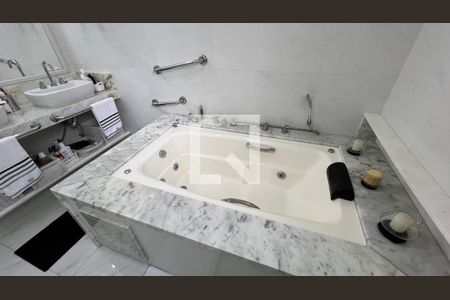 Apartamento à venda com 251m², 5 quartos e 2 vagasBanheiro da Suíte 2