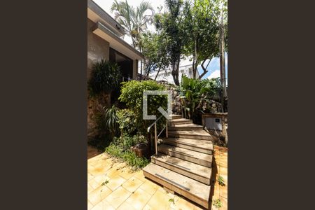 Casa à venda com 400m², 3 quartos e 5 vagasEscada