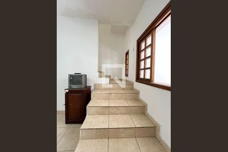 Escada de casa para alugar com 3 quartos, 330m² em Planalto Paulista, São Paulo