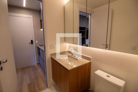 Banheiro de kitnet/studio para alugar com 1 quarto, 26m² em Campo Belo, São Paulo