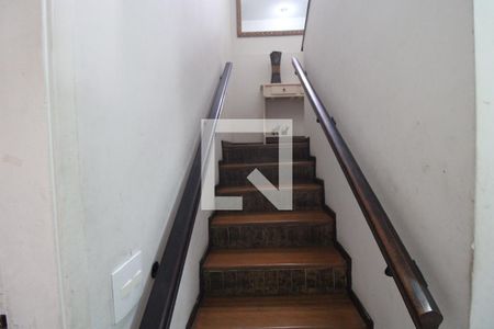 Escada de casa para alugar com 3 quartos, 230m² em Vila São Paulo, São Paulo