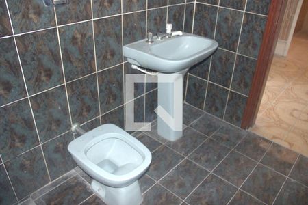 Casa para alugar com 54m², 2 quartos e 3 vagas Casa para alugar com 54m², 2 quartos e 3 vagasBanheiro