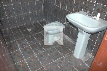 Casa para alugar com 54m², 2 quartos e 3 vagas Casa para alugar com 54m², 2 quartos e 3 vagasBanheiro