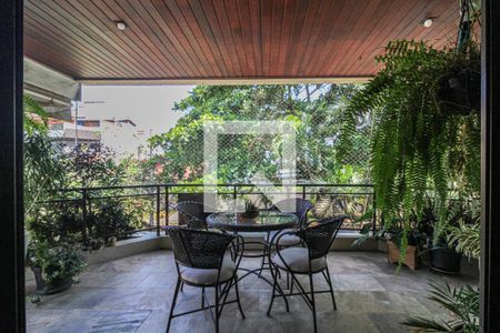 Apartamento à venda com 158m², 4 quartos e 2 vagas Apartamento à venda com 158m², 4 quartos e 2 vagasVaranda