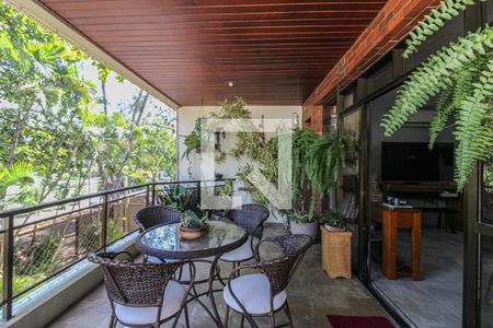 Apartamento à venda com 158m², 4 quartos e 2 vagas Apartamento à venda com 158m², 4 quartos e 2 vagasVaranda