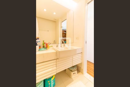 Apartamento à venda com 240m², 3 quartos e 2 vagasBanheiro suíte 2