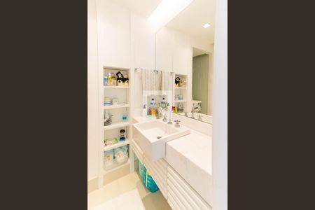 Apartamento à venda com 240m², 3 quartos e 2 vagasBanheiro suíte 2