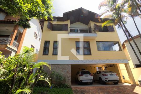 Casa de condomínio para alugar com 550m², 4 quartos e 4 vagas Casa de condomínio para alugar com 550m², 4 quartos e 4 vagasFachada